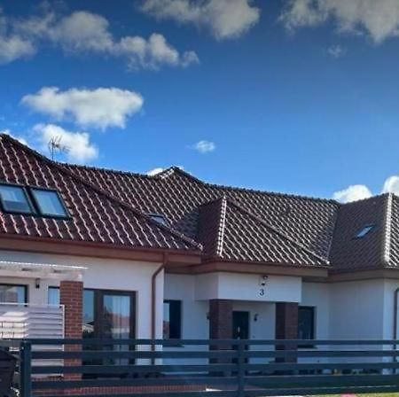 Pokoje Goscinne U Izy Łeba Exterior foto